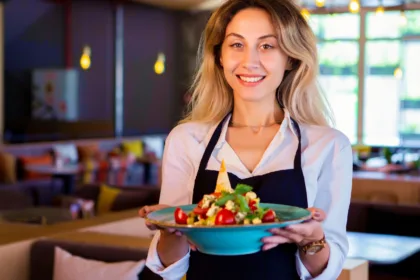 Σερβιτόρα ζητείται από all day bar για τον Αύγουστο