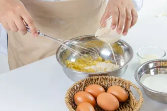 Ζητείται άμεσα βοηθός ζαχαροπλάστη για πλήρη απασχόληση
