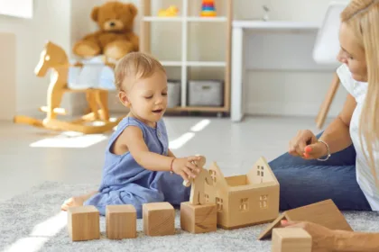 Οικογένεια με δύο παιδιά αναζητά babysitter για φροντίδα βρέφους