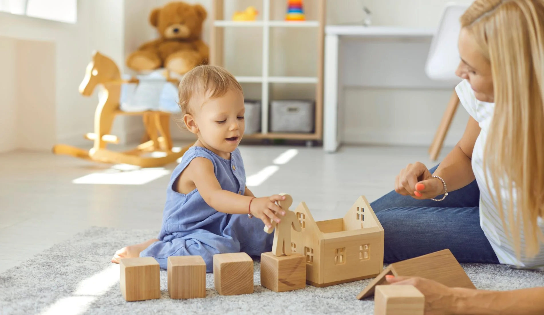 Οικογένεια με δύο παιδιά αναζητά babysitter για φροντίδα βρέφους