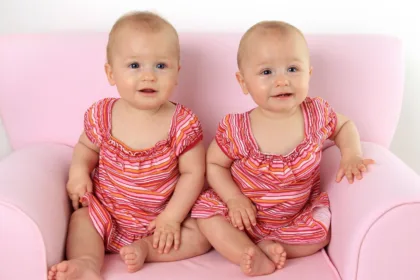 Babysitter ζητείται για να φροντίζει δίδυμα μωρά