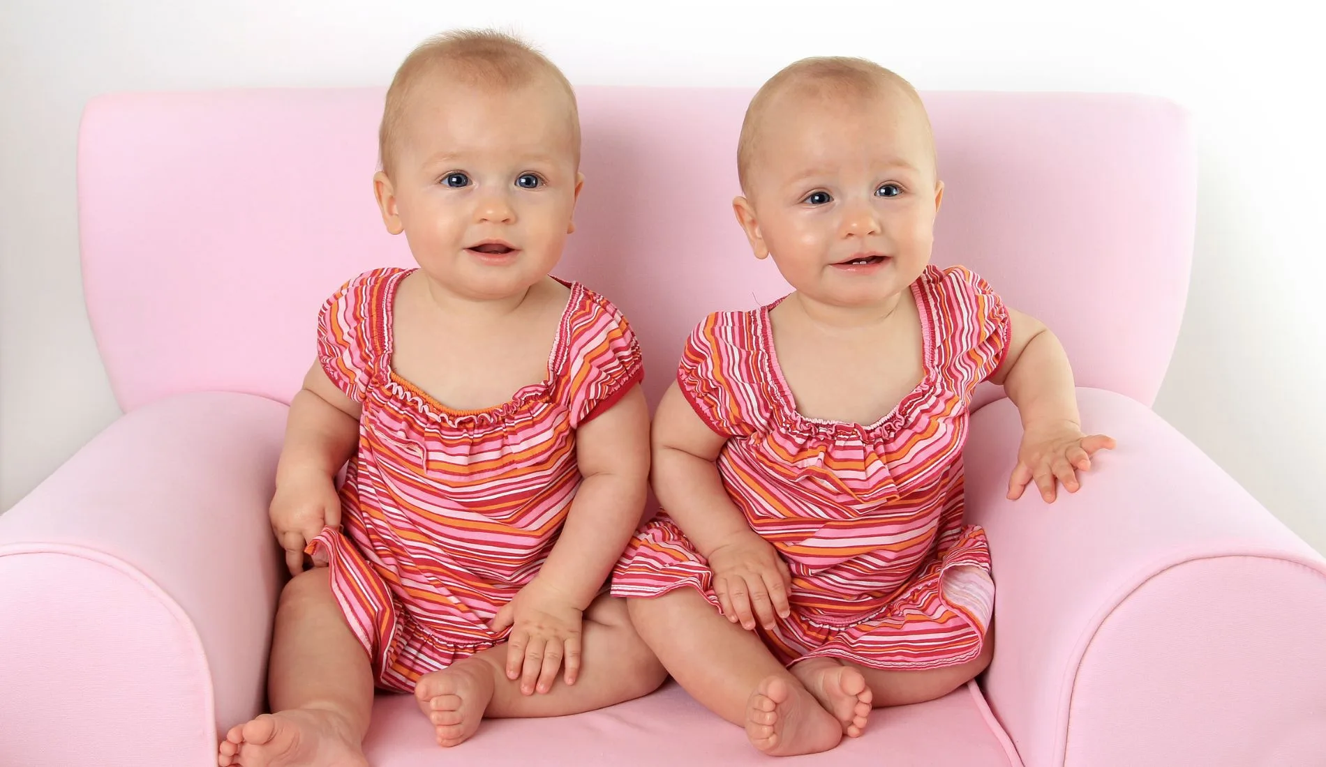 Babysitter ζητείται για να φροντίζει δίδυμα μωρά