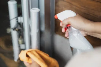 Καθαρίστρια ζητείται από ψητοπωλείο για μερική απασχόληση
