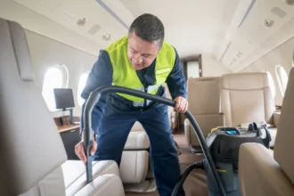 Υπάλληλοι καθαρισμού αεροσκαφών ζητούνται για πενθήμερη απασχόληση