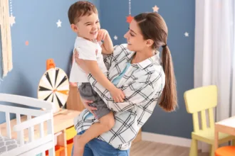 Νταντά ζητείται για τη δημιουργική απασχόληση παιδιού