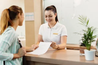 Ζητείται ρεσεψιονίστ για τα Σαββατοκύριακα από κεντρικό apart hotel