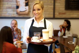 Άτομο ζητείται για σερβίρισμα πελατών σε café bar ξενώνα