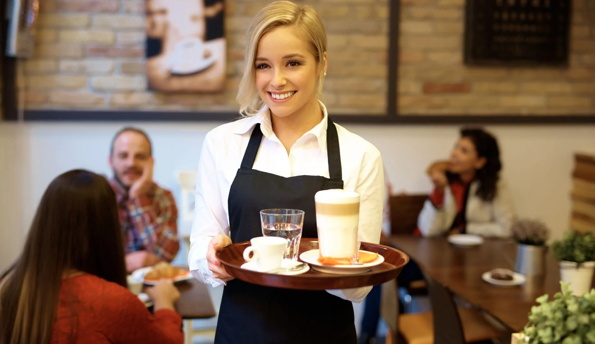 Άτομο ζητείται για σερβίρισμα πελατών σε café bar ξενώνα
