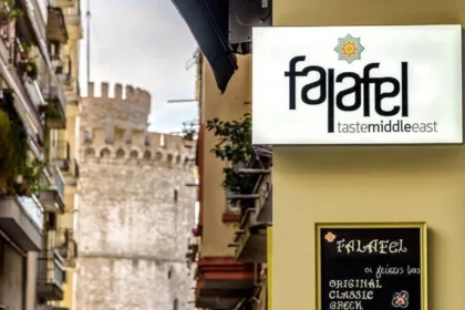 Τυλιχτής, ψήστης & εξυπηρέτηση πελατών ζητούνται από το Falafel Taste Middle East