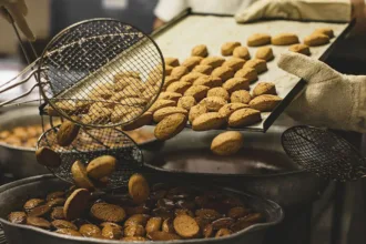 Ζητούνται εργάτες από παρασκευαστήριο εορταστικών γλυκισμάτων