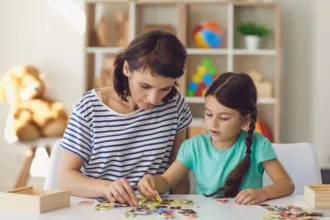 Ζητείται κοπέλα για φύλαξη παιδιού & μερική οικιακή βοήθεια