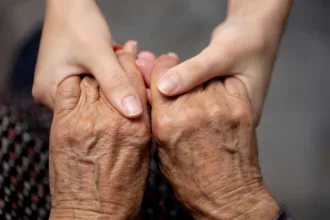 Ζητείται γηροκόμος για φροντίδα κατάκοιτου ηλικιωμένου