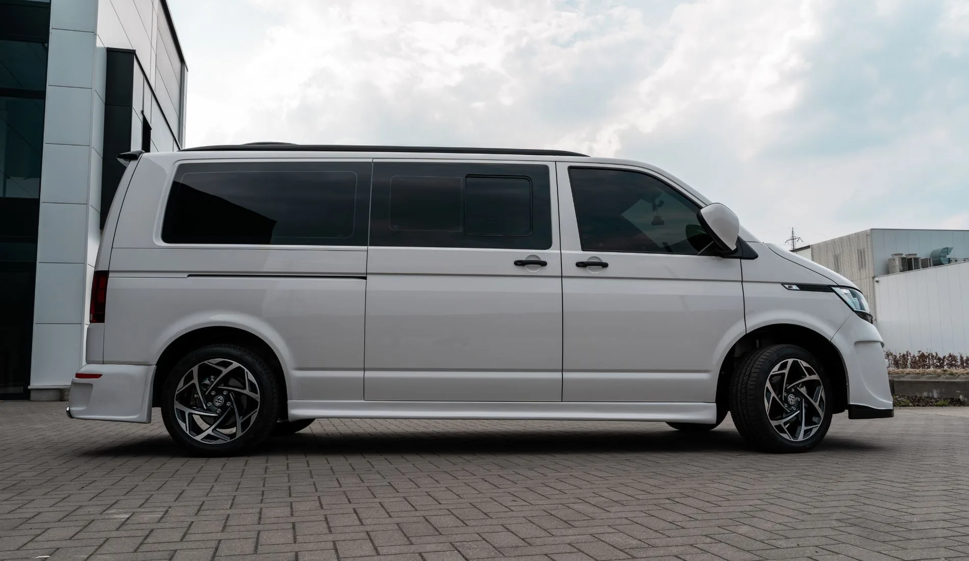 Οδηγοί mini van/sedan & taxi ζητούνται από τουριστικό γραφείο