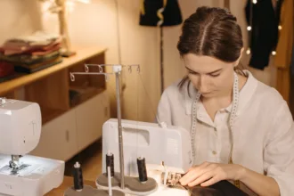 Μοδίστρα ζητείται για επιδιορθώσεις, στενέματα & κοντέματα