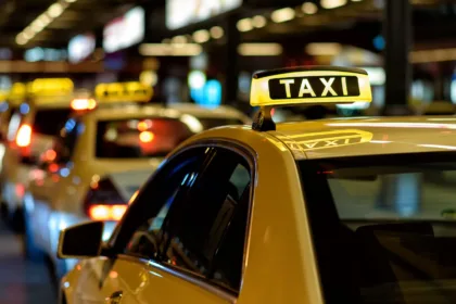 Οδηγός ταξί ζητείται για εναλλασσόμενες βάρδιες
