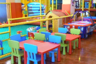 Κοπέλα ζητείται από παιδότοπο για τριήμερη απασχόληση
