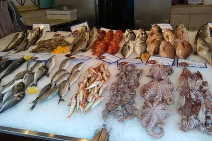 Ζητείται υπάλληλος για λαϊκές αγορές (πώληση & καθάρισμα ψαριών)