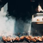 Βοηθός ψήστη/στρώσιμο πιάτων ζητείται για ελληνικό εστιατόριο στη Γερμανία