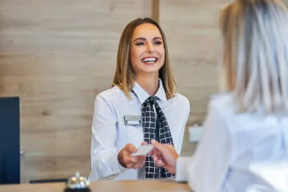Ρεσεψιονίστ ζητείται από apart hotel για Σαββατοκύριακο