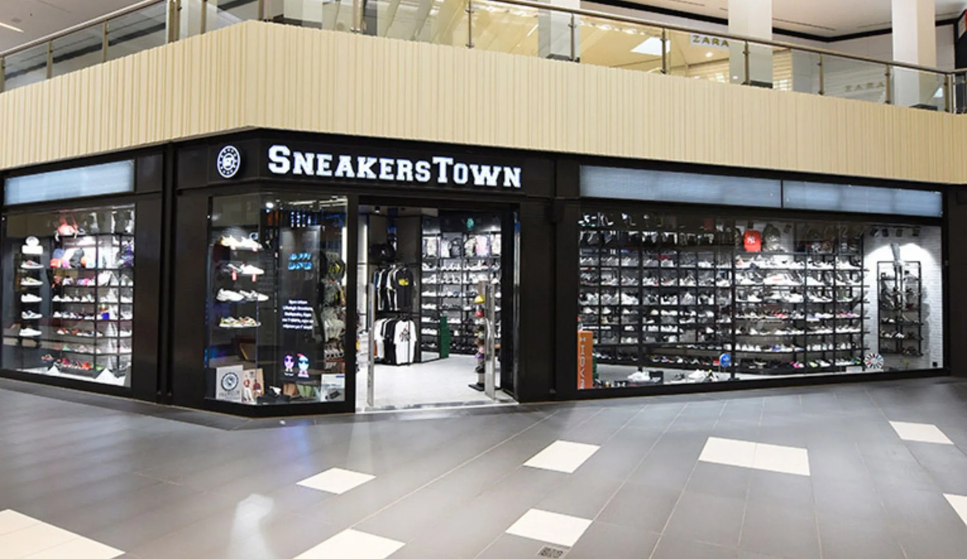 Το SneakersTown αναζητά προσωπικό για κατάστημά του