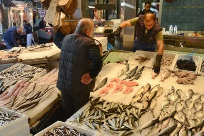 Υπάλληλος ζητείται από ιχθυοπωλείο για πλήρη απασχόληση