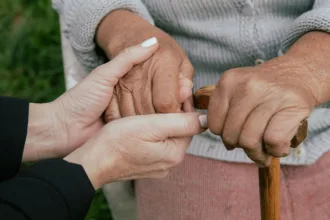 Ζητείται γυναίκα για φροντίδα ηλικιωμένης κυρίας με κινητικά πρoβλήματα